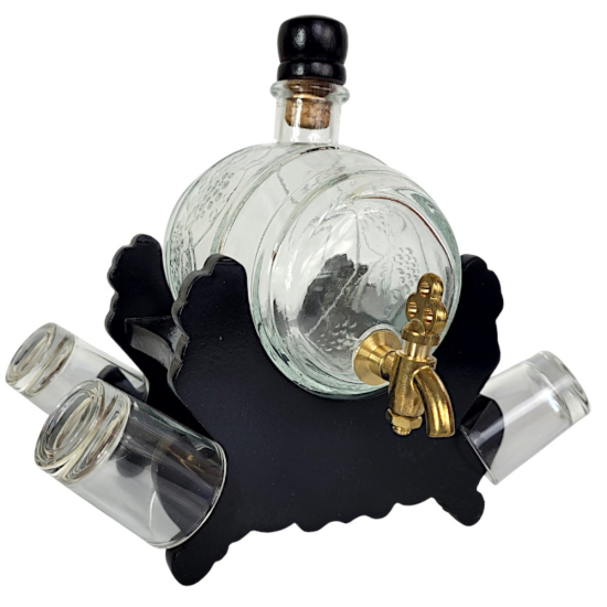 Стъклено буренце за алкохол с вместимост 550 мл, поставено на черна дървена стойка с четири чаши