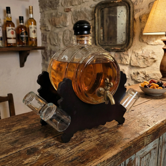 Стъклено буре за алкохол с вместимост 1000 мл на тъмна дървена стойка с четири чаши