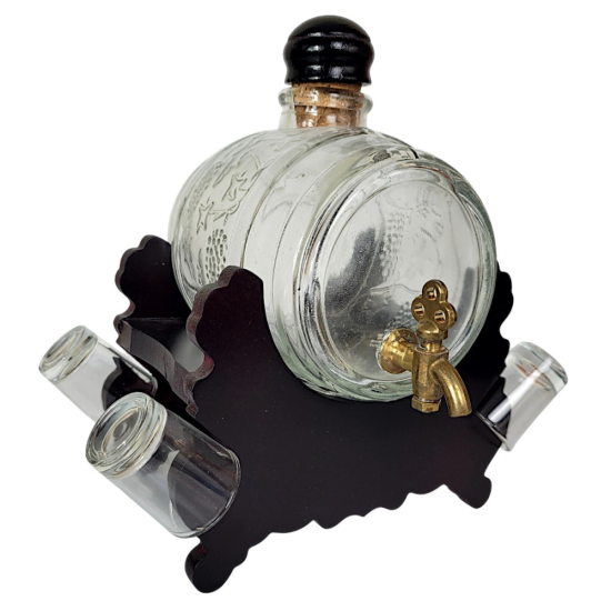 Стъклено буре за алкохол с вместимост 1000 мл на тъмна дървена стойка с четири чаши