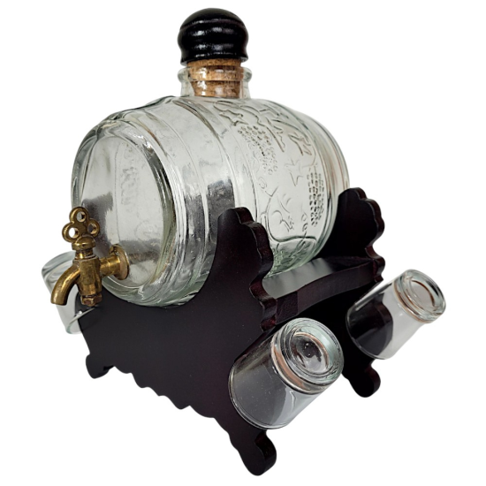 Стъклено буре за алкохол с вместимост 1000 мл на тъмна дървена стойка с четири чаши