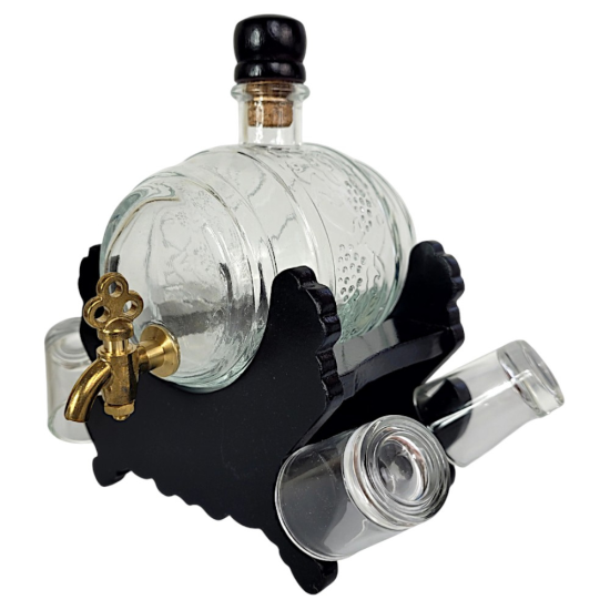 Стъклено буренце за алкохол с вместимост 550 мл, поставено на черна дървена стойка с четири чаши