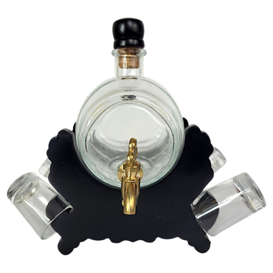 Комплект с Дървена Стойка Стъклено буренце за алкохол с вместимост 550 мл, поставено на черна дървена стойка с четири чаши