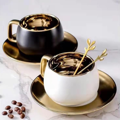 Чаша с чинийка и лъжичка Golden White & Black на супер цена от Neostyle.bg