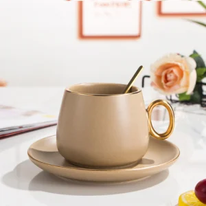 Чаша с чинийка и лъжичка 