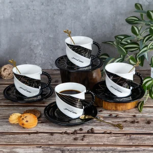 Чаша с чинийка и лъжичка Embossed 