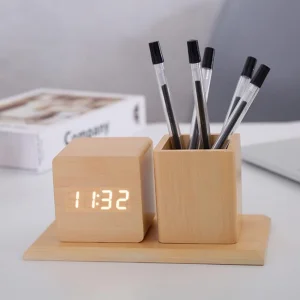 дигитален часовник с поставка за моливи