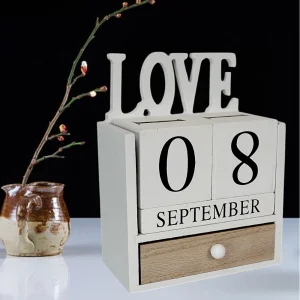 Дървен вечен календар с чекмедже "Love"