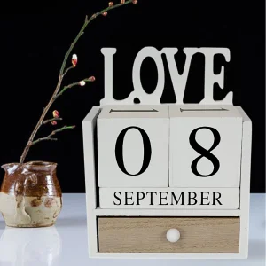 Дървен вечен календар с чекмедже "Love"