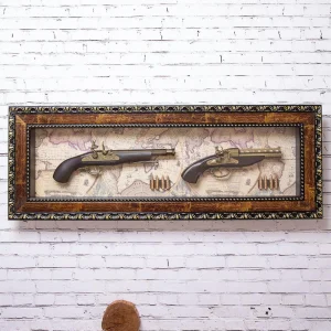Декоративно пано за стена с два антични пистолета