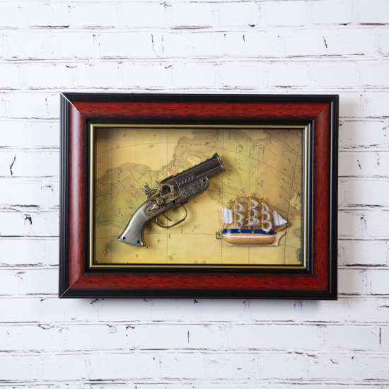 Картина с един пистолет и кораб на супер цена от Neostyle.bg