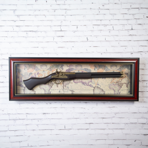 Картина със старинна пушка