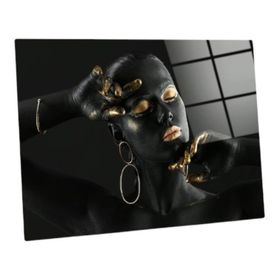 Стъклена картина "Златна Богиня", изобразяваща жена с черна боя и златни акценти по ръцете и лицето