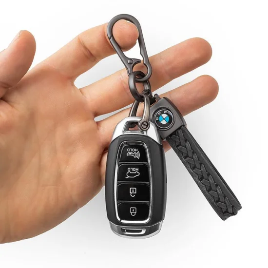 Ключодържател от черна плетена еко кожа и метал с лого на BMW