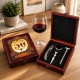 Затворена кутия за вино в тъмночервен цвят със златист медальон Число 50 и надпис Честит Юбилей
