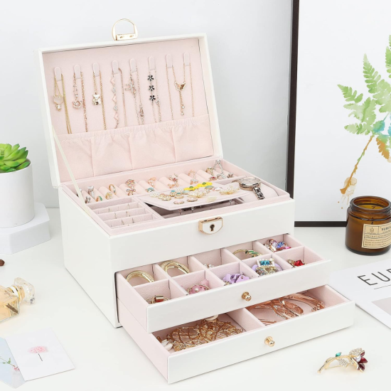 Бяла кутия за бижута Teno от еко кожа с три нива и множество отделения за пръстени, обеци и гривни