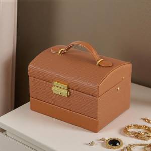Кафява кутия за бижута със златна метална закопчалка