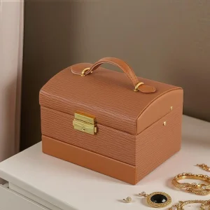 Кафява кутия за бижута със златна метална закопчалка