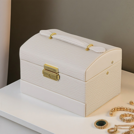 Елегантна кремава кутия за бижута с текстурирана еко кожа