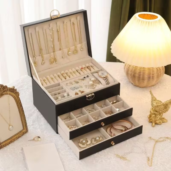 Черна кутия за бижута от еко кожа с капитониран капак и златиста ключалка