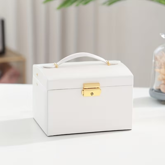 бяла кожена кутия за бижута Vanilla Sky с дръжка и златист обков