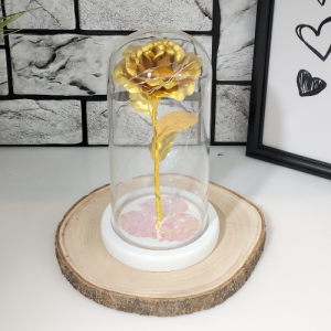 Златна роза в стъкленица
