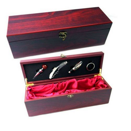 Дървена кутия за вино с аксесоари на супер цена от Neostyle.bg