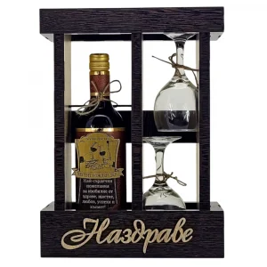 Кутия с бутилка декорирано вино и две чаши ” Честит Рожден Ден “