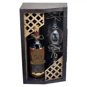 Кутия с бутилка вино и две чаши ” Честит 50 годишен юбилей “