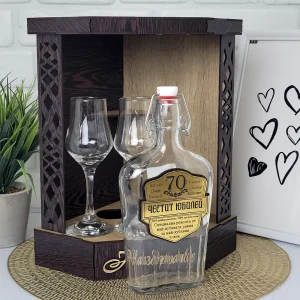 Дървена поставка за ракия с бутилка и две чаши 70-годишен юбилей