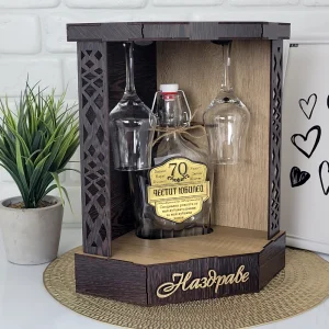 Дървена поставка за ракия с бутилка и две чаши 70-годишен юбилей