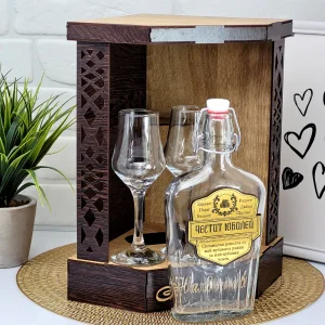 Дървена поставка за ракия с бутилка и две чаши честит юбилей