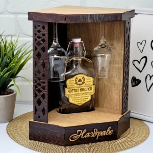 Дървена поставка за ракия с бутилка и две чаши честит юбилей