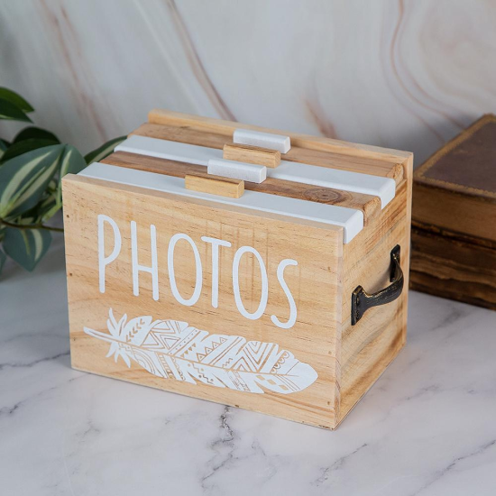 Дървена кутия за снимки с надпис Photos и бяло перо