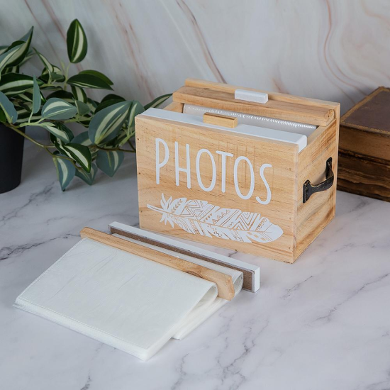 Дървена кутия за снимки с надпис Photos и бяло перо