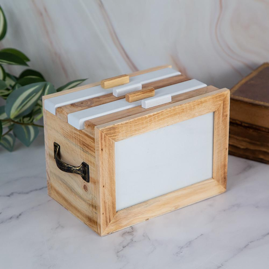 Дървена кутия за снимки с надпис Photos и бяло перо