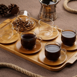 Чаши за кафе на дървен поднос