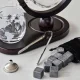 Глобус декантер сет Deluxe с 2 чаши, дървена поставка и аксесоари за уиски