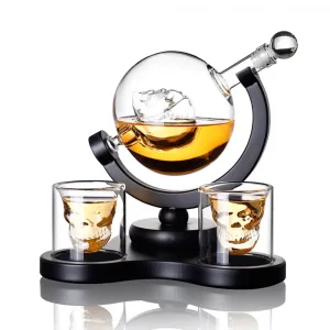 Стъклен декантер с череп и 2 чаши на поставка