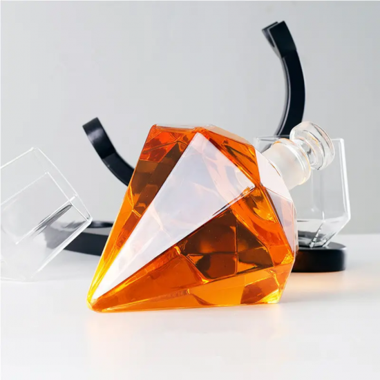 Гарафа за Уиски с Две Чаши – Diamond Elegant на супер цена от Neostyle.bg