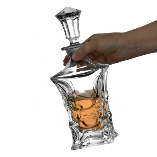 Детайлен изглед на релефна гарафа и чаши за уиски от комплект Flamenco
