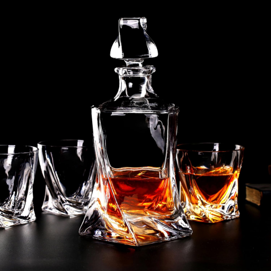 Комплект от 6 чаши за уиски с гарафа Quadro на супер цена от Neostyle.bg