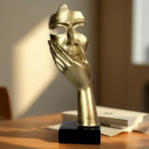 Абстрактна Скулптура Златно Лице в Ръка - Арт Декор