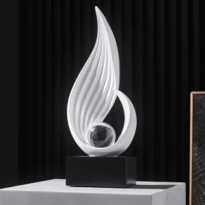 Арт декорация - Бяла скулптура с кристална сфера