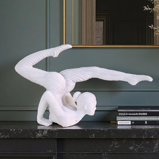 бяла статуетка на гимнастичка в динамична поза от полирезин