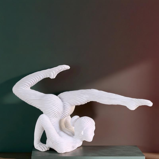бяла статуетка на гимнастичка в динамична поза от полирезин
