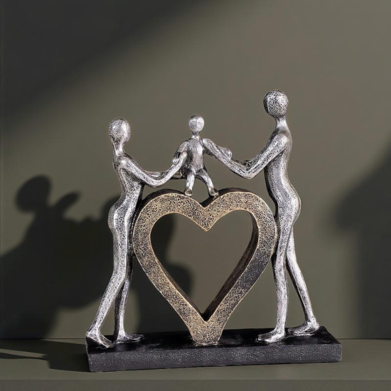 Декоративна статуетка на родители, държащи дете над голямо сърце