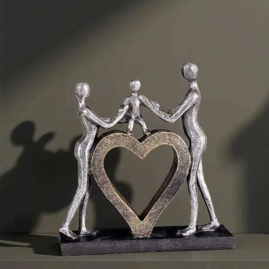 Декоративна статуетка на родители, държащи дете над голямо сърце