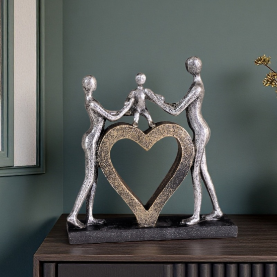 Декоративна статуетка на родители, държащи дете над голямо сърце