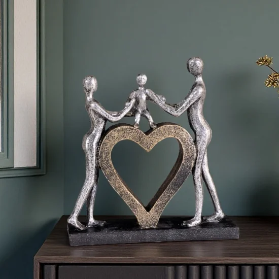 Декоративна статуетка на родители, държащи дете над голямо сърце