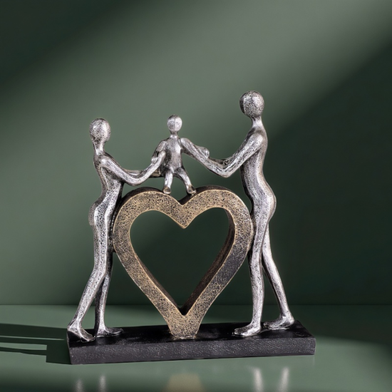 Декоративна статуетка на родители, държащи дете над голямо сърце
